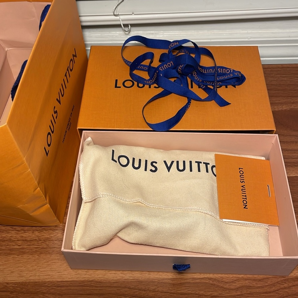 Louis Vuitton Dog Collar Medium - Picture 11 of 16
